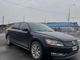 Volkswagen Passat 2012 года за 3 500 000 тг. в Атырау – фото 2