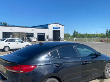 Hyundai Elantra 2017 года за 3 800 000 тг. в Уральск – фото 2