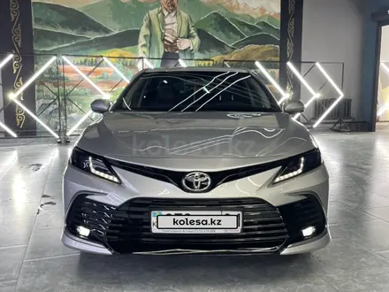 Toyota Camry 2021 года за 14 000 000 тг. в Семей