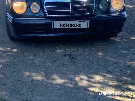 Mercedes-Benz E 320 1996 года за 2 222 222 тг. в Сарыозек – фото 2