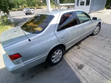 Toyota Camry 2000 года за 3 100 000 тг. в Шымкент – фото 2