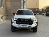 Toyota Hilux 2023 года за 28 850 000 тг. в Актобе – фото 2
