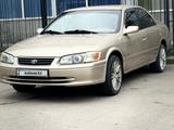 Toyota Camry 2000 года за 3 800 000 тг. в Алматы – фото 2