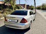 Mercedes-Benz C 200 2002 года за 3 000 000 тг. в Караганда – фото 2
