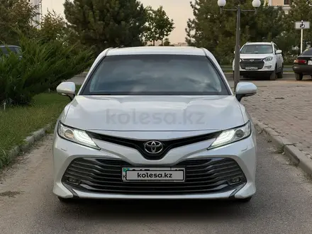 Toyota Camry 2019 года за 14 600 000 тг. в Шымкент – фото 2