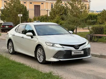 Toyota Camry 2019 года за 14 600 000 тг. в Шымкент – фото 3