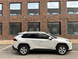 Toyota RAV4 2021 года за 14 200 000 тг. в Алматы – фото 2