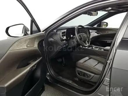 Lexus RX 500h 2023 года за 29 200 000 тг. в Алматы – фото 13