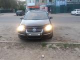 Volkswagen Jetta 2005 годаүшін2 300 000 тг. в Актобе