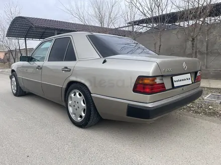 Mercedes-Benz E 200 1993 года за 2 800 000 тг. в Туркестан – фото 3