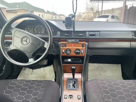 Mercedes-Benz E 200 1993 года за 2 800 000 тг. в Туркестан – фото 2