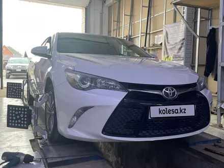 Toyota Camry 2015 года за 10 500 000 тг. в Атырау – фото 20