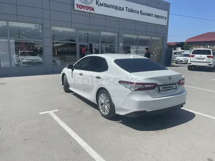 Toyota Camry 2019 года за 15 800 000 тг. в Кызылорда – фото 2