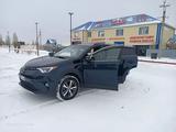 Toyota RAV4 2018 года за 8 600 000 тг. в Актобе