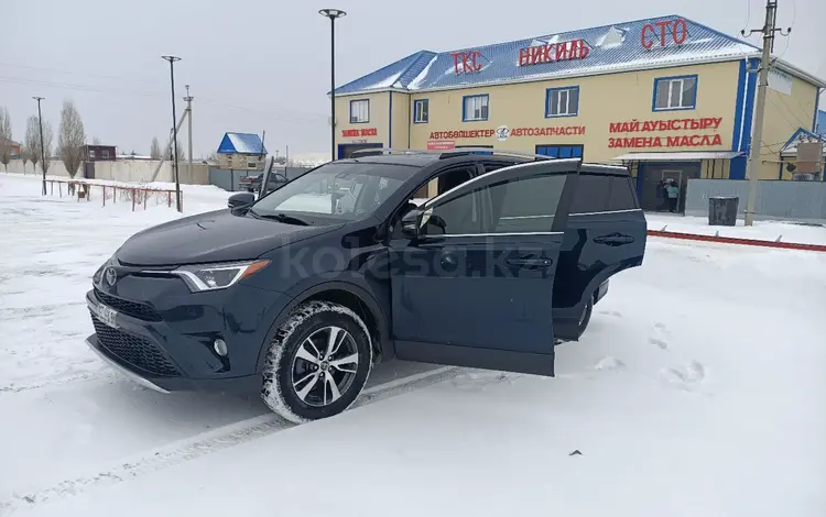 Toyota RAV4 2018 года за 8 600 000 тг. в Актобе