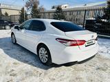 Toyota Camry 2019 года за 13 300 000 тг. в Алматы – фото 4