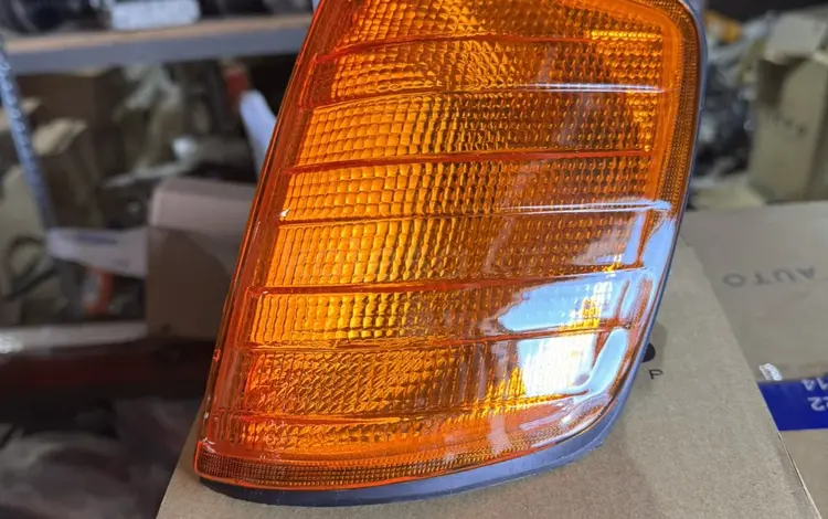 Поворотник на Mercedes W124үшін8 000 тг. в Астана