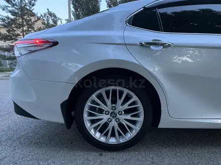 Toyota Camry 2018 года за 13 900 000 тг. в Костанай – фото 12