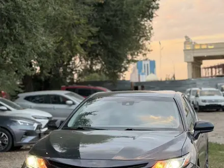 Toyota Camry 2019 года за 9 700 000 тг. в Алматы – фото 2