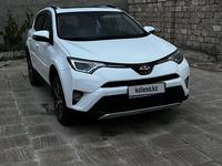 Toyota RAV4 2018 года за 13 600 000 тг. в Жанаозен