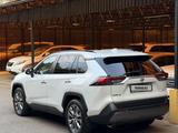 Toyota RAV4 2020 года за 16 400 000 тг. в Алматы – фото 2