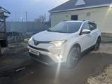 Toyota RAV4 2018 года за 13 000 000 тг. в Актобе
