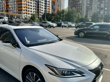 Lexus ES 350 2019 года за 25 900 000 тг. в Алматы