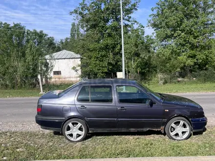 Volkswagen Vento 1996 года за 400 000 тг. в Шымкент