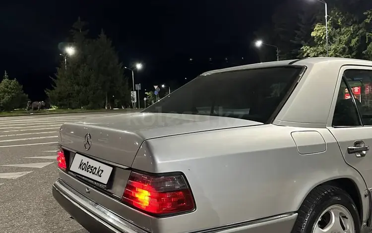 Mercedes-Benz E 220 1993 года за 2 200 000 тг. в Алматы