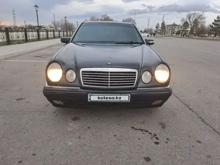 Mercedes-Benz E 230 1996 года за 2 100 000 тг. в Шымкент – фото 2