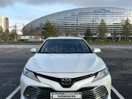 Toyota Camry 2019 года за 14 000 000 тг. в Астана