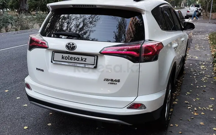 Toyota RAV4 2018 года за 16 000 000 тг. в Алматы