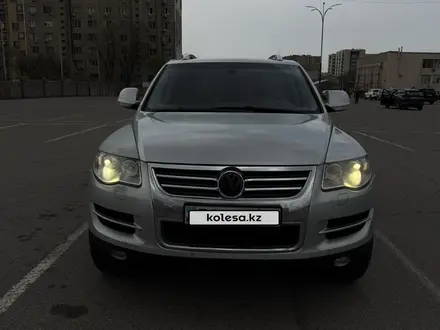 Volkswagen Touareg 2008 года за 7 300 000 тг. в Алматы – фото 3
