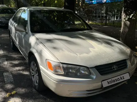 Toyota Camry 2001 года за 3 000 000 тг. в Алматы – фото 2