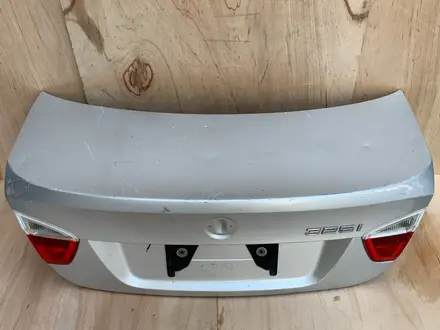 Крышка багажника БМВ E90 за 20 000 тг. в Алматы