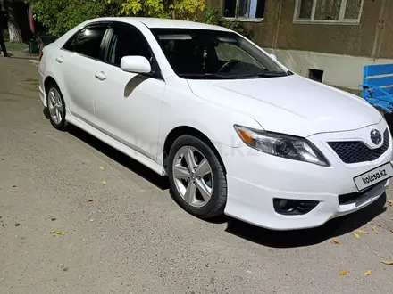 Toyota Camry 2010 года за 7 500 000 тг. в Уральск – фото 2