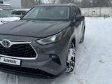 Toyota Highlander 2023 года за 26 800 000 тг. в Уральск – фото 2