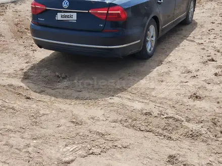 Volkswagen Passat 2016 года за 3 600 000 тг. в Атырау – фото 2