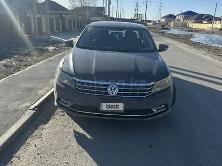 Volkswagen Passat 2016 года за 3 600 000 тг. в Атырау – фото 3