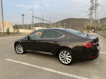 Skoda Superb 2018 года за 13 000 000 тг. в Алматы – фото 17