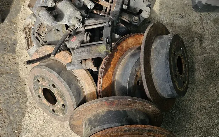 Задние тормозные диски и супорта за 60 000 тг. в Алматы