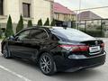 Toyota Camry 2021 года за 17 500 000 тг. в Алматы – фото 7