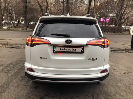 Toyota RAV4 2018 года за 16 500 000 тг. в Алматы – фото 4