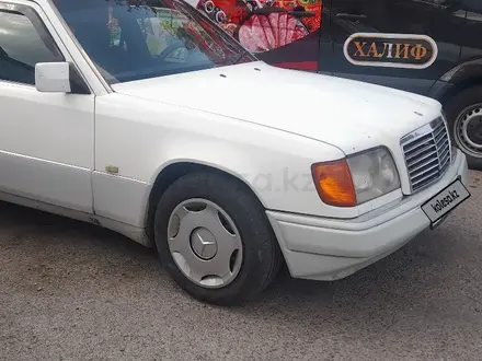 Mercedes-Benz E 200 1994 года за 2 000 000 тг. в Тараз