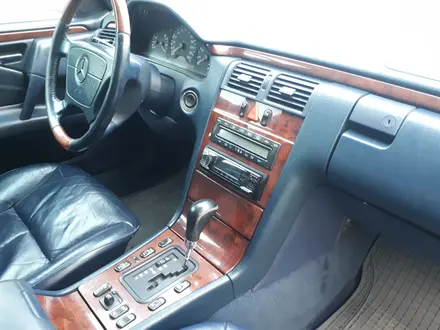 Mercedes-Benz E 240 1998 года за 3 950 000 тг. в Караганда – фото 12