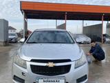 Chevrolet Cruze 2011 года за 3 200 000 тг. в Атырау – фото 2