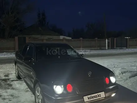 Mercedes-Benz E 230 1997 года за 2 400 000 тг. в Тараз – фото 3