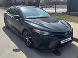 Toyota Camry 2018 года за 9 800 000 тг. в Алматы