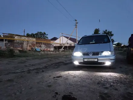 Volkswagen Sharan 1997 года за 2 200 000 тг. в Актобе – фото 5