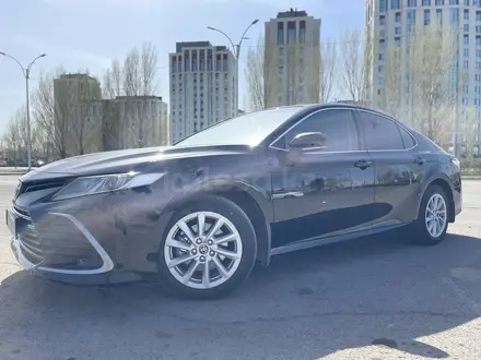 Toyota Camry 2021 года за 15 500 000 тг. в Астана – фото 2